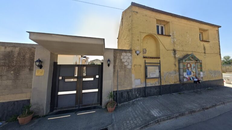 FOTO Incendio nel cimitero di Cesa, Guida anticipa il divieto di depositare lumini e fiori freschi: stop da oggi fino al 26 ottobre
