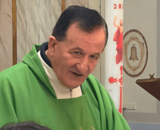 Comunali a Cesa, il parroco Schiavone ai candidati: “No all’odio”. Ma contro Fiorillo in azione la banda della Magliana 4.0