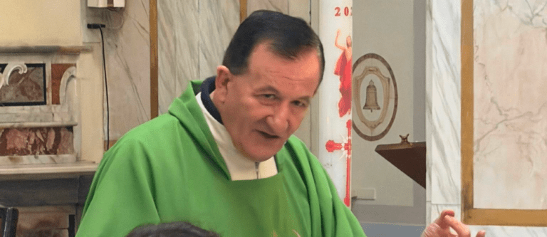 Comunali a Cesa, il parroco Schiavone ai candidati: “No all’odio”. Ma contro Fiorillo in azione la banda della Magliana 4.0