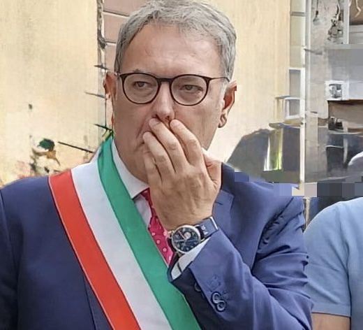 Cesa, lavori sospesi in piazza De Michele. Ennesimo scaricabarile di Guida che attacca la Soprintendenza: “Comportamento anormale”