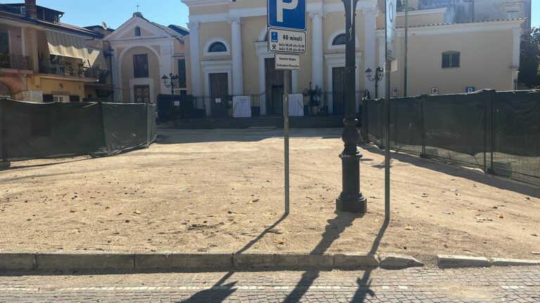FOTO Cesa, riaperto l’ingresso principale di piazza De Michele. Giallo su demolizione del Palazzo D’Ettore