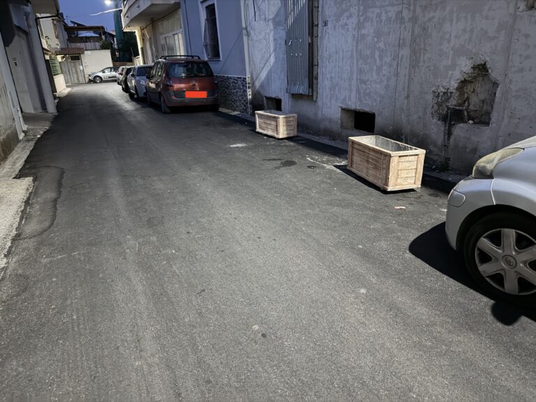 L’ORDINANZA Cesa, regolarizzazione irregolare delle fioriere in via Jommelli: strada impercorribile da pedoni e disabili