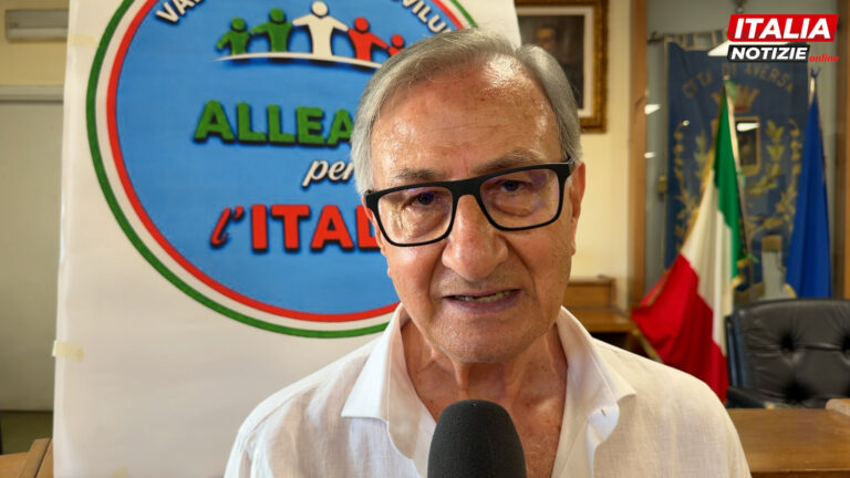 VIDEO Giuliano lancia Alleanza per l’Italia: “Saremo un ponte”. E poi sferza Matacena: “Aversa in ginocchio”