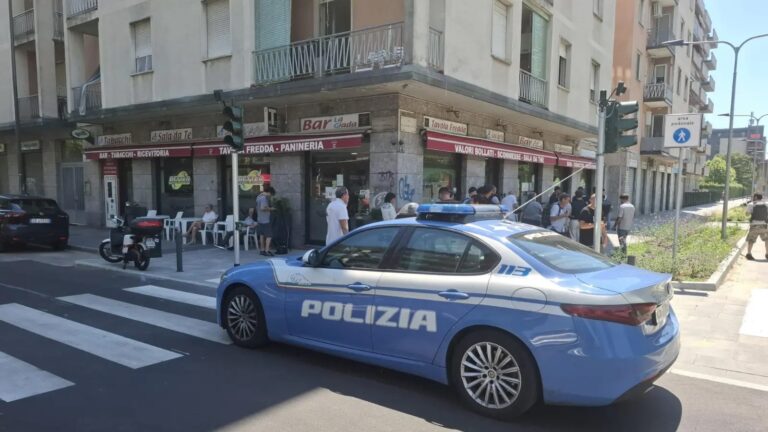 Milano, l’accoltellamento davanti al bar: l’aggressore cammina per strada e colpisce sconosciuto senza motivo
