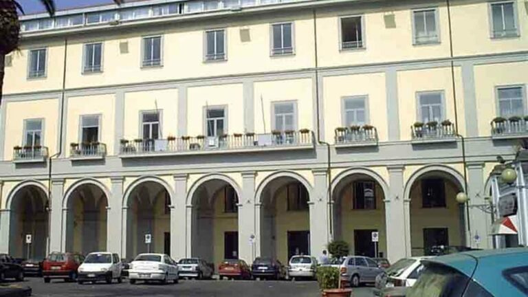 Aversa, dieci debiti in meno di trenta minuti: il consiglio comunale in modalità fast forward. L’opposizione abbandona l’aula
