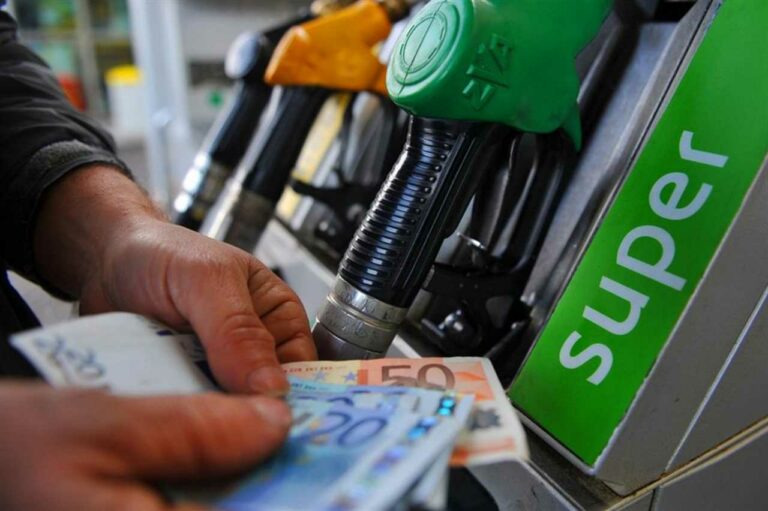 Accise, scontro nel governo: muro dei vicepremier sulla tassa per le sigarette. Fdl nel mirino