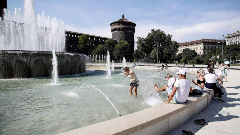 Caldo, bollino rosso in 7 città: in arrivo picco di 46 gradi. Allerta massima al nord: “Grandine come palle da baseball”