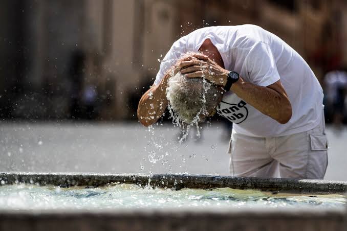 I consigli degli esperti contro il caldo estremo, gli abiti giusti per abbassare la temperatura di almeno due gradi