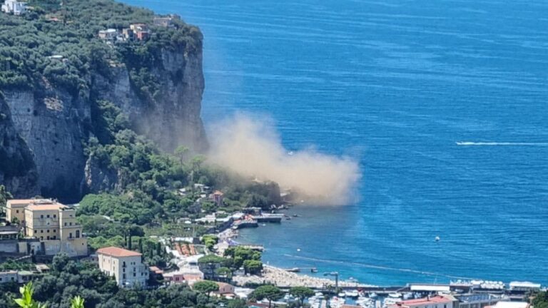 Panico a Vico Equense, crolla un pezzo di costone accanto ai bagnanti: frana causata dalla pioggia