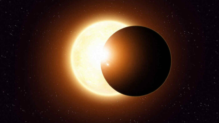 Eclissi di Sole del 12 agosto, novanta secondi di buio: ecco dove vederla e come farlo senza rischi