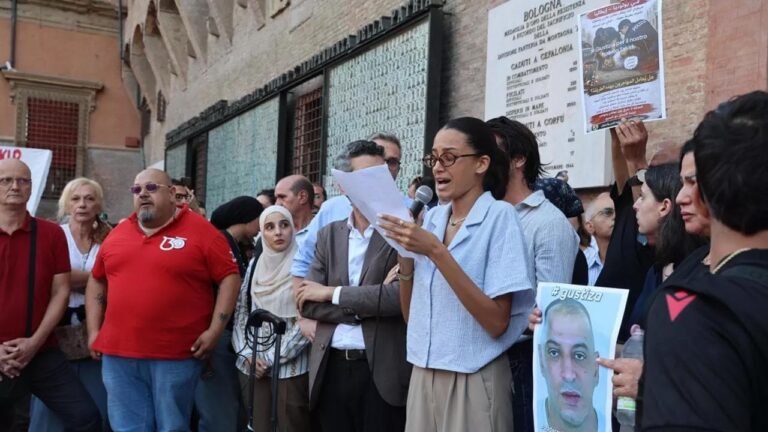 Bologna in piazza per Fakir: scontri, idranti e fumogeni nel corteo antagonista. La nipote: “Giustizia e umanità”