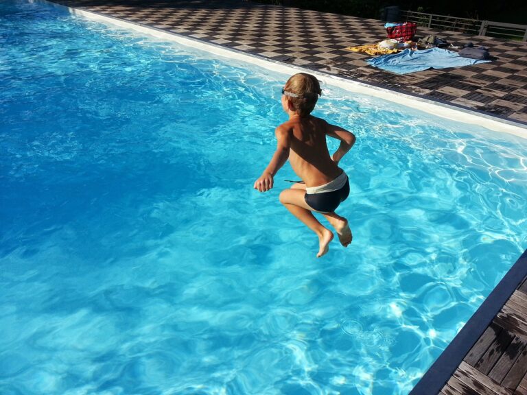 Risucchiata con i capelli nel bocchettone della piscina, bambina di 11 anni in gravi condizioni