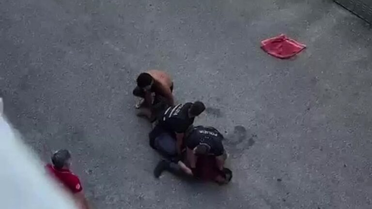 VIDEO SHOCK Un 43enne muore mentre viene bloccato dalla polizia a Bologna, i sanitari del 118 non intervengono