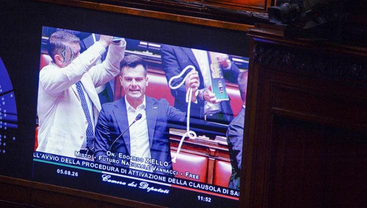 In aula a Montecitorio torna il cappio dopo 33 anni, stavolta è agitato dai vannacciani contro la Lega