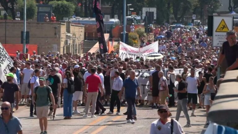Terremoto a Pozzuoli, corteo contro la gestione dell’emergenza. I cittadini: “Servono certezze”