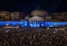Spettacolo in città per il centenario del Napoli: in piazza 60mila persone. E c’è il piano per il nuovo stadio
