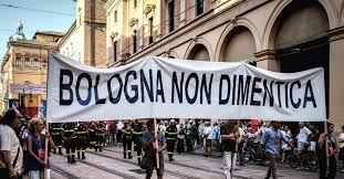 Strage di Bologna, corteo per il 46° anniversario. La Russa: “Serve completa verità sulla matrice fascista”