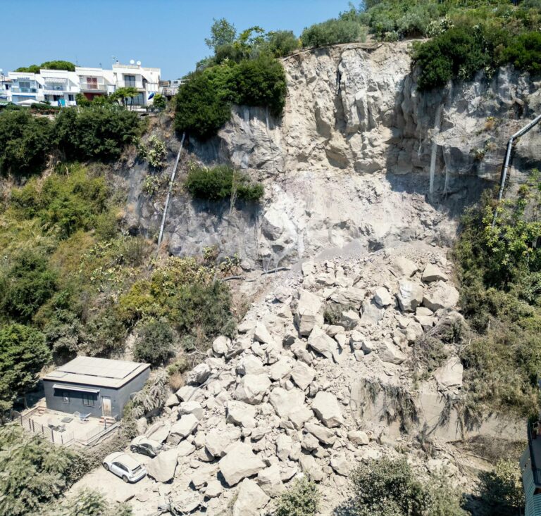 Campi Flegrei, la Procura apre un’inchiesta sulla mancata messa in sicurezza dei costoni a rischio