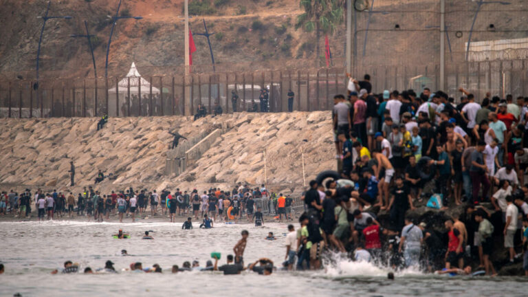 Spagna attacca l’Italia sui migranti: “Governo incapace di gestire gli arrivi”. La replica: “Con Meloni sbarchi in calo”