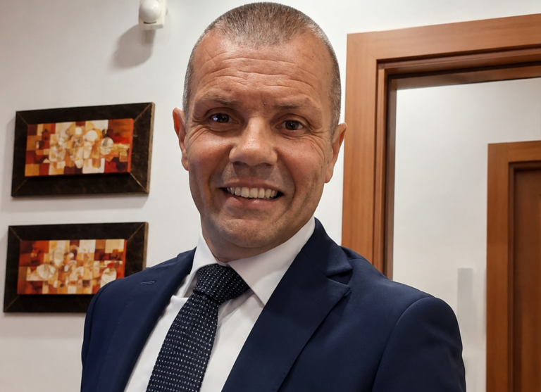 Aversa, proseguono gli interventi di pulizia della città. De Gaetano: “Da lunedì toccherà alle scuole”