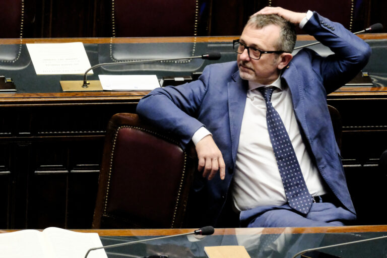 Caso Delmastro, la Camera nega l’uso delle chat. Schlein: “Non nominate più Borsellino”. In rivolta il M5S