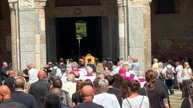 Funerali di don Mazzi, folla in Sant’Ambrogio: applausi all’arrivo del feretro del fondatore di Exodus