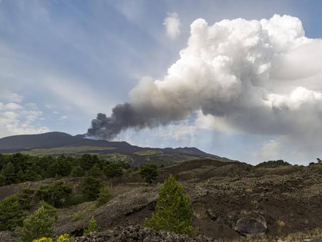 Etna, quinto giorno di stop dei voli per la cenere: già persi 24 milioni di euro. Aeroporto di Catania fermo fino alle 18