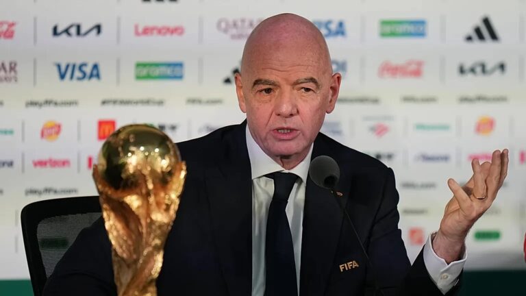 Fifa, tra dimissioni e attacchi: Infantino resta solo. Come si è arrivati allo stop al progetto Mondiali