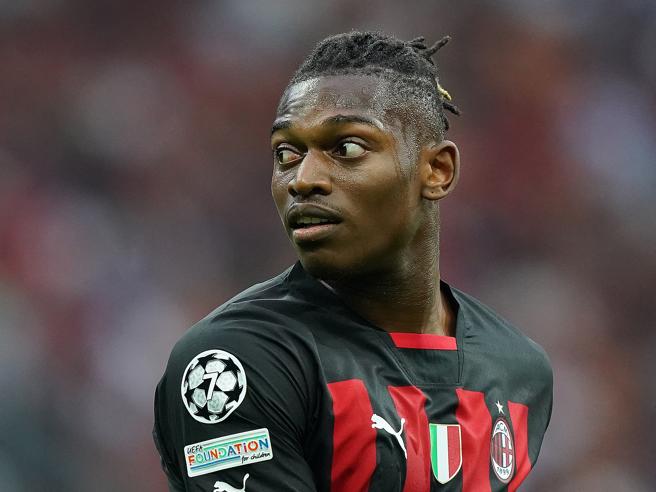 Le news di calciomercato: Leao tra Aston Villa e Galatasaray, Kean al Como, la Viola prende Zirkzee, Juve su Mateta