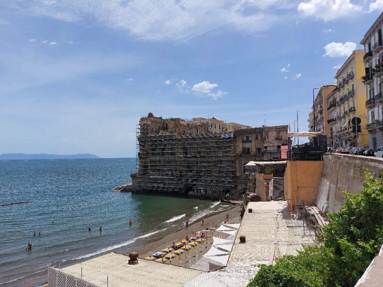 Napoli, occupazione di spazio demaniale e noleggio abusivo di ombrelloni e lettini a Mergellina: 5 denunciati
