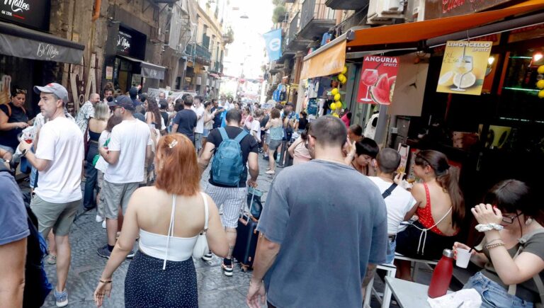 Ferragosto, attesi 600mila turisti a Napoli: negozi aperti in centro, tutto chiuso in molti quartieri