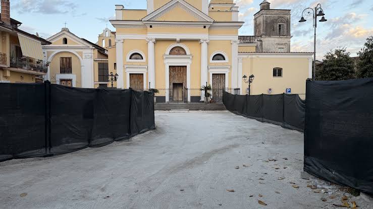 Cesa, 15 giorni dopo l’annuncio di Guida i lavori in piazza De Michele ancora fermi. Villa Moro invasa dai topi