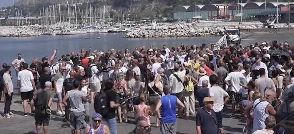 Pozzuoli, sale a 1700 il numero degli sfollati, nuova manifestazione di protesta