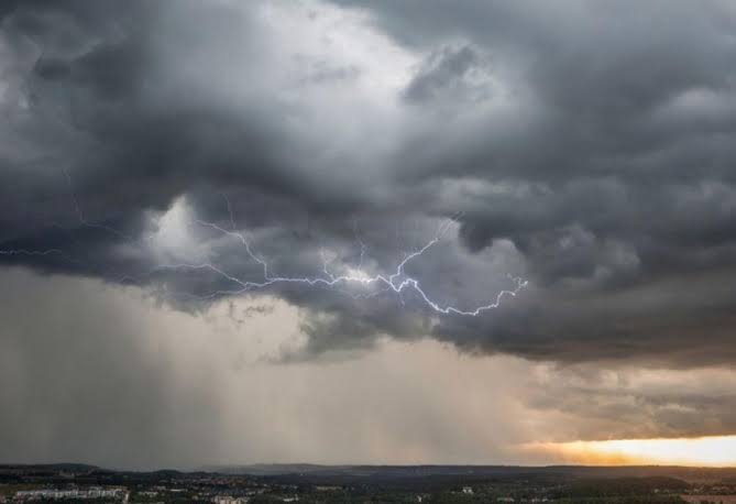 Tempesta e grandine nel Napoletano: alberi caduti e navi in balia del vento