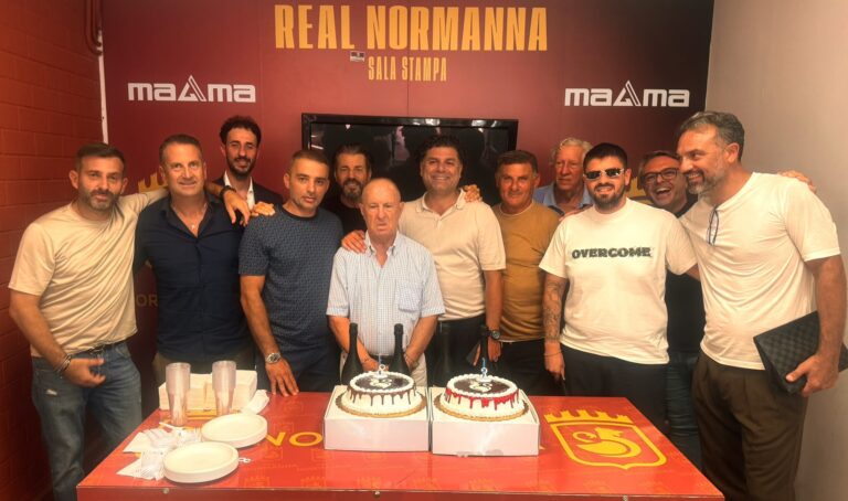 FOTO La Real Aversa festeggia al Bisceglia gli 83 anni di Giuseppe De Michele: “Don Peppino per sempre uno di noi”