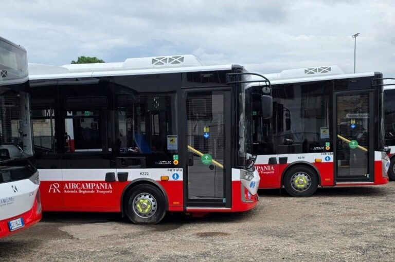 Caserta, borsa con 2.000 euro smarrita sul bus: ritrovata dal personale Air Campania e consegnata alla proprietaria