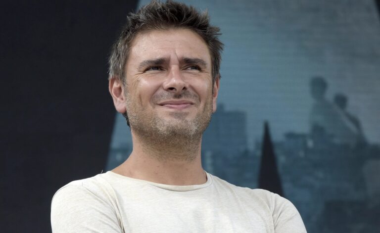 Di Battista operato a Cuba, rinviato il rientro: condizioni peggiorate in ambulanza nel viaggio verso l’aeroporto