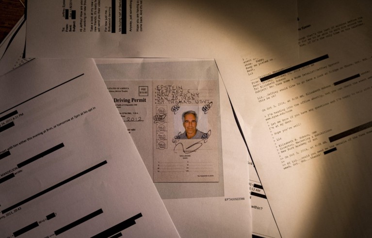 Epstein, la Procura di Roma indaga sugli italiani nei file. Violenza sessuale l’ipotesi di reato