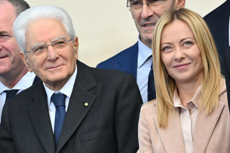 Scuola, Meloni replica a Mattarella: “Quando era ministro redigeva circolari sul tetto agli stranieri in classe”