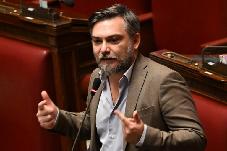 Ricciardi (M5S): “Meloni diserta l’Onu per Vespa e Fashion week”. Renzi: “Che figuraccia”