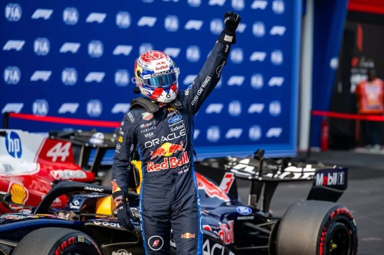 Verstappen vince a Sepang un Gp di altri tempi. Antonelli 2° e più vicino al sogno mondiale, Hamilton sul podio